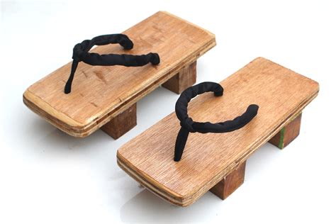 what are geta sandals made of